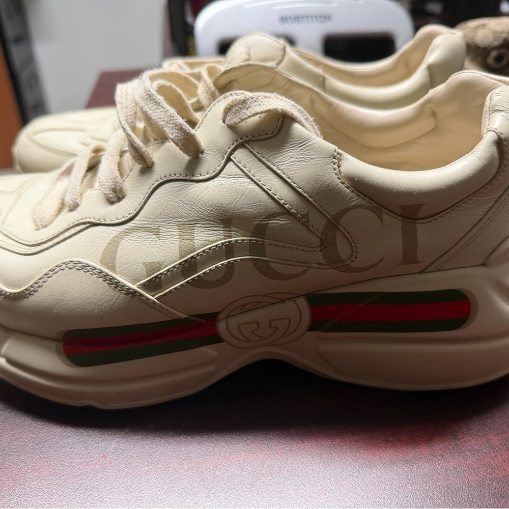 Gucci Beige Sneakers with Red and Green Accents - Picture 2 of 6